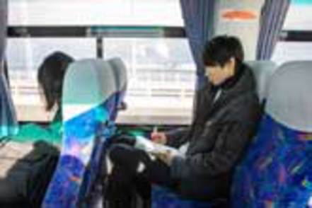 関西看護医療大学 三宮から60分、舞子から50分、学園都市から45分の学生専用の直行バスを運行しています。必ず座れます。