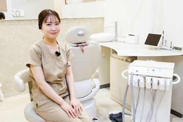 歯科衛生士として働く末武　里香さん
