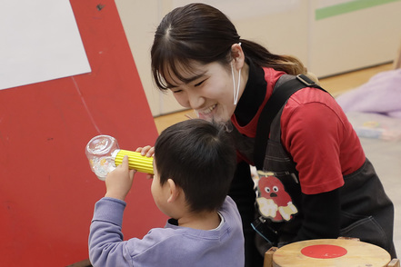 白梅学園大学 杉山ゼミナール「だれでもワークショップ」は、発達に障がいのある子どもたちと学生がアートを通じた療育活動を行っています