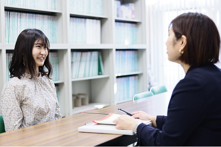 白梅学園大学 丁寧な個別対応を重視しています。学生が自ら考え、自ら選択することを支援することで希望する進路先への決定率が高まります