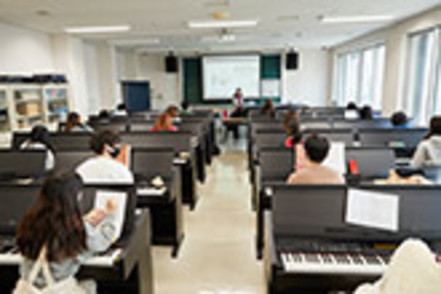 田園調布学園大学 ピアノは楽譜の読み方から学び、個人レッスンもあるため、初心者の方も安心して取り組むことができます。