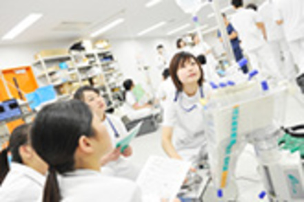 埼玉医科大学 臨床工学技士を養成する臨床工学科の実習の一コマ。医療機器のスペシャリストになるために、高い問題解決能力を身につけます