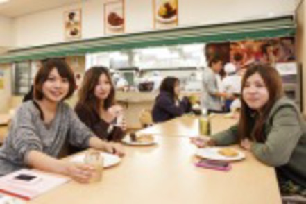 尚絅大学 おしゃれな九品寺キャンパス学食・学生ホール。安価ながらメニュー豊富でおいしいと好評です