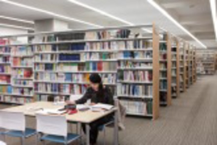 尚絅大学 図書館は図書・インターネットの利用はもちろん、個人・グループでの学習が利用できるようになっています。