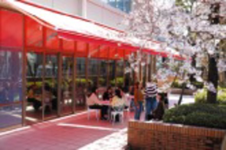 尚絅大学 コンビ二外に併設されたテラス。空き時間やお昼休みに人が集まる憩いの場です。