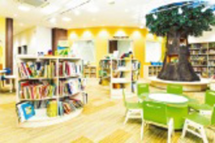 大阪樟蔭女子大学 附属施設「しょういん子育て絵本館」で本格的に読み聞かせを実習。「認定絵本士」養成校ならではの深い学びです。