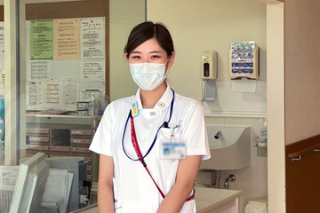 看護師として働く東雲　美咲さん