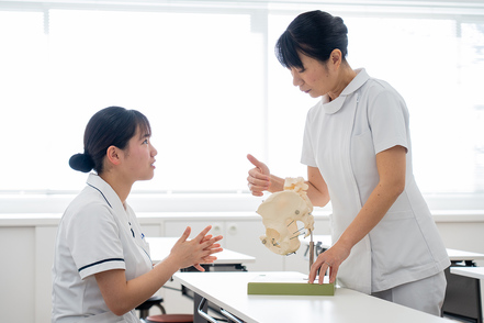 大阪青山大学 クラス担任制に加え看護学科はチューター制度も導入。相談しやすい環境を整え、一人ひとりの学修から進路まで丁寧にバックアップ
