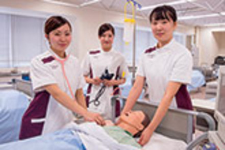 八戸学院大学 青森県南唯一の看護系大学で、設備・環境・実習施設が充実しています。地域の看護師・保健師として貢献できる人材を育てます