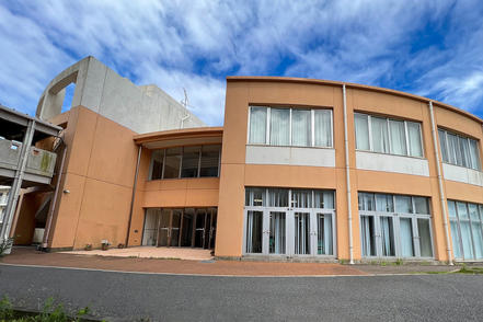 植草学園大学 椿森キャンパスは、渡り廊下を使って、技術演習や病院実習の拠点となる千葉医療センターに行くことができます。