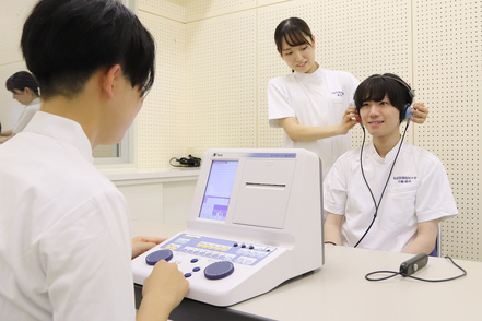 弘前医療福祉大学 言語聴覚学専攻／様々な検査の練習を行う聴覚障がい学