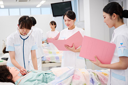 宝塚大学 全員が看護師をめざす。同じ夢に向かう学生同士の支え合いはもちろん、教職員も一丸となって学修や大学生活をサポート