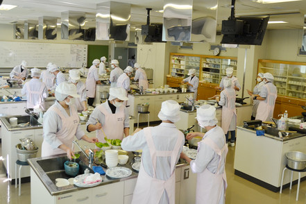 東都大学 【調理実習室】さまざまな食事の調理を行ったり、基本的な献立作成とその実践の発表会を実施します。