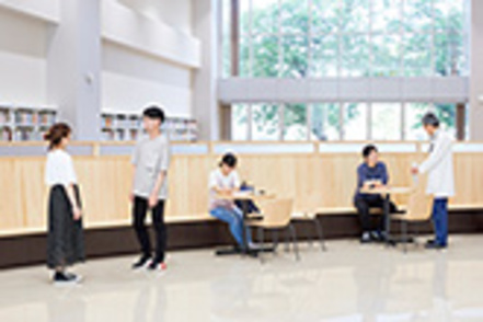 宝塚医療大学 開放感のあるキャンパスでは、意欲的に学ぶ学生の休憩、及び交流の場として、テラスやカフェを設置しています