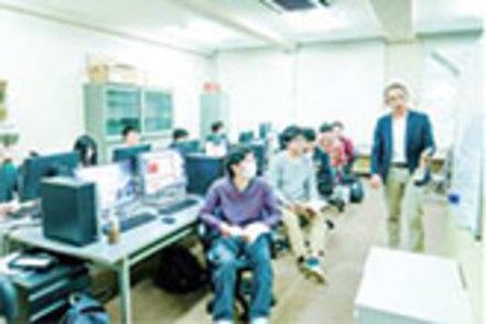 埼玉工業大学 「情報システムゼミ」システム設計・構築できる能力を身につけ、問題にどう対応するか理論・演習・実習等を研究室ごとに行います