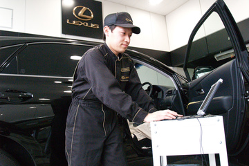 自動車整備士として働く笹本　雅斗さん