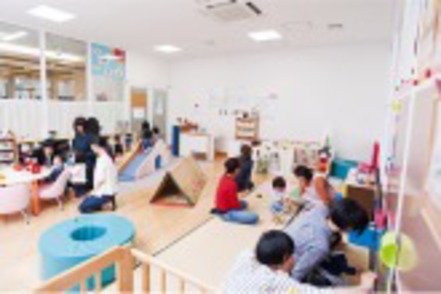 広島都市学園大学 こどもケアセンター“いーぐる”を利用する子どもや保護者と日々交流し、実践的に学びます