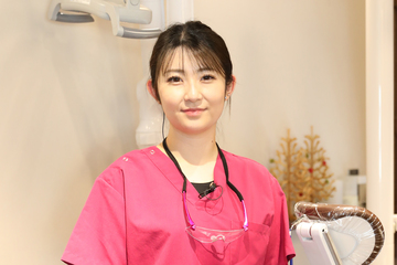 歯科衛生士として働く平田　優月さん