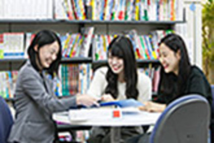 東京聖栄大学 学年担任制度やクラス制・少人数制授業で、日々の授業や学生一人ひとりの適性に合った、キャリア形成をきめ細かくサポートします