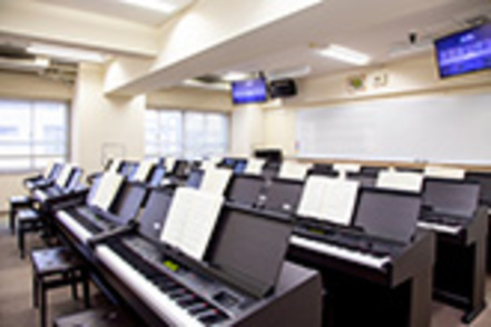 大阪信愛学院大学 20台の電子ピアノを設置する「ML教室」。個別指導も行っており、初めてピアノを学ぶ学生も安心です。