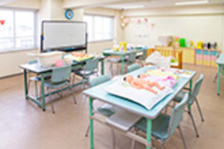 大阪信愛学院大学 「保育実習室」では、生後3カ月の赤ちゃんの人形を使って、調乳・授乳やおむつ交換の練習ができます。