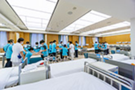 大阪信愛学院大学 17台のベッドを備えた看護学実習室。対象者への看護援助技術を演習することができます。