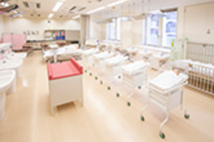 大阪信愛学院大学 母性・小児看護学実習室。沐浴槽と新生児ベッドを設置。産前・産後の適切なケアについて実習します。