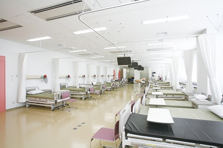 日本赤十字九州国際看護大学 実際に医療の現場で使われているものと同じ器具が備えられた看護実習室で、実践的な力を身につけることができる