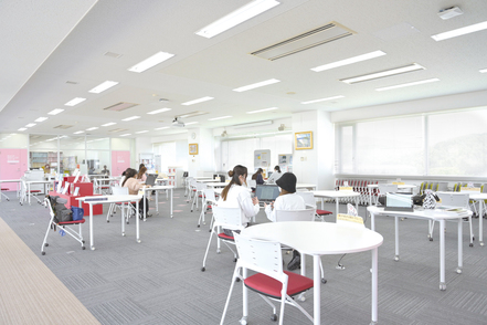 日本赤十字九州国際看護大学 レポート作成やグループでのプレゼンの練習、アクティブ・ラーニングなどで自由に活用できるフリー学習スペース