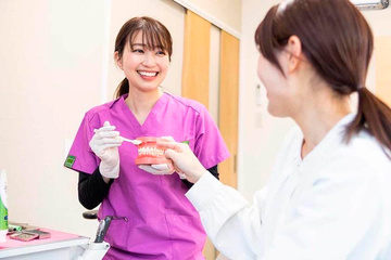 歯科衛生士として働く上野　美咲さん
