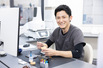 歯科技工士として働く山田　修平さん