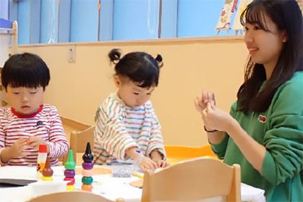 共立女子大学 地域の親子の交流や子育て情報を提供している学内の広場「はるにれ」。学生は見学やボランティアを通して子育ての知見を広げます