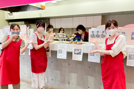 実践女子大学 さくらカフェ(食デザイン専攻)/オープンキャンパスで1日限定のカフェをオープン。お客様の反応を見ながら経営を体験します