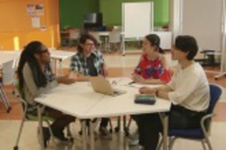 獨協大学 大学内のさまざまな場所で、留学生との交流も盛んに行われています。(プログラムに変更が生じることがあります)