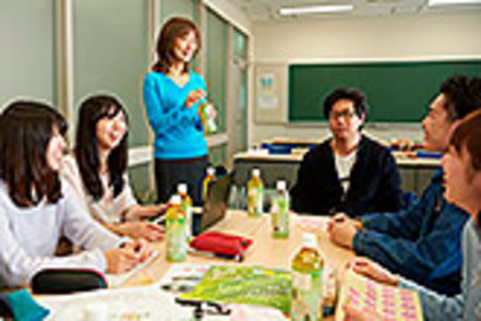 法政大学 企業や業界団体に属する外部講師による「寄付講座」「会計専門職講座」では、実社会で活躍する方の生の声を聞くことができます