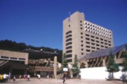 法政大学 さまざまな広さの教室やゼミ室、多目的スタジオなどが配置されている社会学部棟