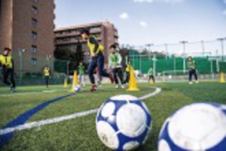 追手門学院大学 ［スポーツ文化学専攻］社会でスポーツが果たす役割について、社会との関連性から考察します。