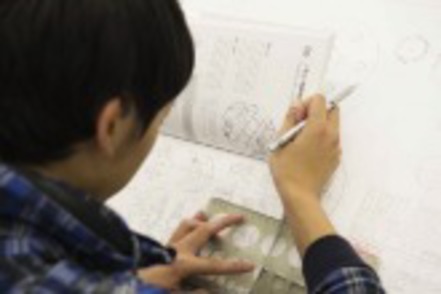 工学院大学 機械工学科の機械製図の授業では、手描きとCADの両方を修得。製図の重要性を深く理解します