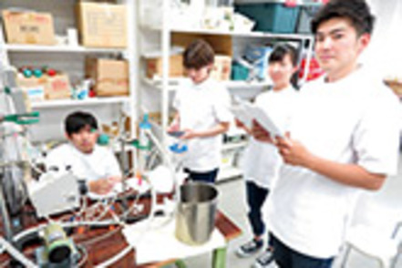 東海大学 医工学技術者や、臨床工学技士を目指す学生たちが、医療機器の取扱いや未来の医療機器の開発につなげる技術を身に付けます。