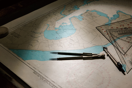 東海大学 図書館の蔵書数は約24万冊で、海洋学や人文学に関する専門書や雑誌、業界新聞、海図なども充実しています。