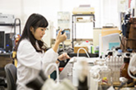 東海大学 さまざまな実験科目を通して実験技術と分析機器の使い方をマスターし、研究についての考え方を理解します。