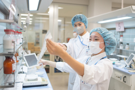 東邦大学 [病院薬剤部を再現した実習室]実践的な知識と技能を身につけます