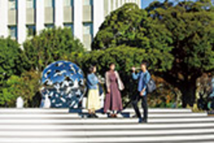 東邦大学 [習志野キャンパス]薬草園やメディカルハーブガーデン、広々としたグラウンドやテニスコートもあります