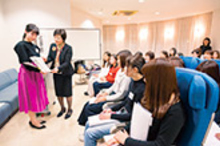 跡見学園女子大学 多彩な体験学習/「エアライン実務実習」「ホテル実務実習」など、実践力が身につく学習機会を用意