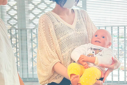 跡見学園女子大学 授業風景<臨床心理学演習>:実寸大の赤ちゃん人形の重さを感じ、子どものなだめ方を体験。体験的学びが実践力に繋がります。