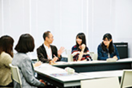 跡見学園女子大学 臨床心理学演習/ゼミごとに異なる特定のテーマについて、教員指導のもとさまざまなグループワークや課題に主体的に取り組みます