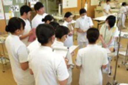 つくば国際大学 小児から高齢者まで幅広い年齢層の看護に対応できる、実践力のある看護師を養成【看護学科】