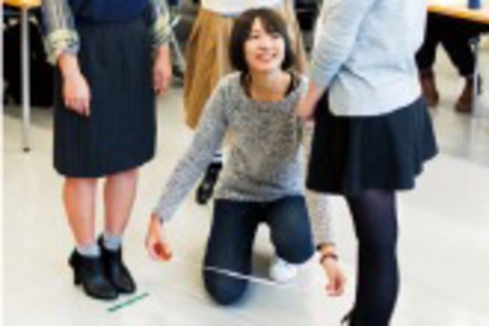 関西大学 「パーソナルスペース(対人距離)の測定」など身近なテーマからアプローチ