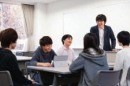 関西大学 企業、ビジネス、社会について幅広く学び、4年間の集大成として卒業研究のテーマを決めます