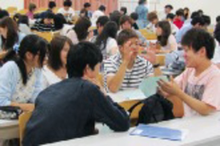 摂南大学 ひとりでは解けない課題に少人数のチームで取り組む「チーム基盤型学習」。教え、教わるなかで成長します。